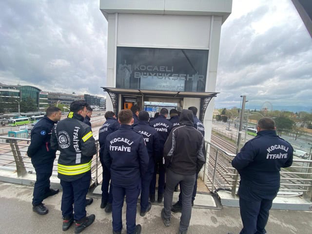 Kocaeli'nde İtfaiye personeline ‘asansörde kurtarma’ eğitimi verildi