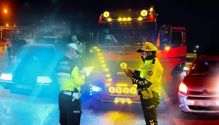 Standart Dışı Far Kullanan Sürücülere Ceza Yağdı