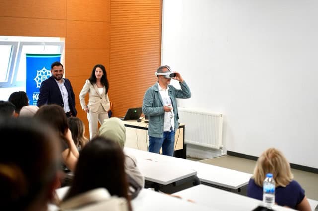 Kocaeli Sağlık ve Teknoloji Üniversitesi, yapay zekâ ve yeni nesil teknolojilerin psikoterapi süreçlerine entegrasyonu konusunda öncü adımlar atmaya devam ediyor