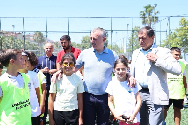 Sahil Spor Alanı Yenilendi Gençler Yeni Futbol Sahasına Kavuştu