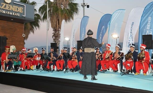 Aşure Günü Körfez Sahili’nde Müzikle Buluştu Mehter Takımı Kalpleri Fethetti