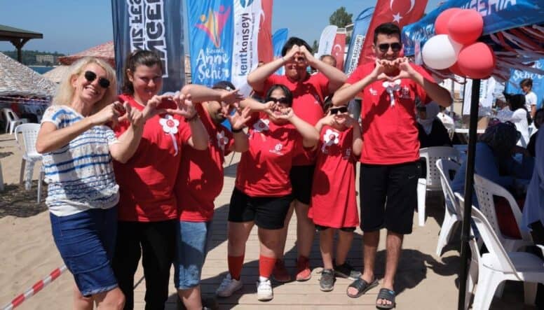 Kocaeli’de özel bireyler 30 Ağustos’u denizde kutladı