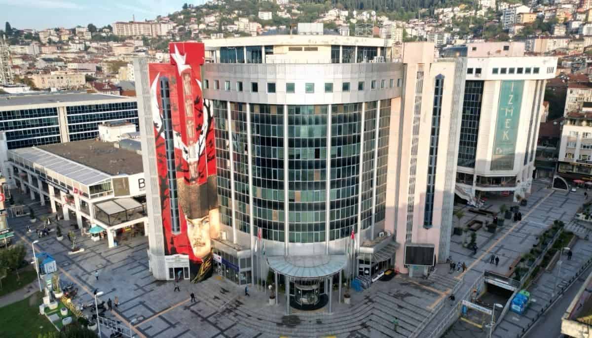 İzmir'de merkezi konumda modern basın merkezi ve medya ofisleri.