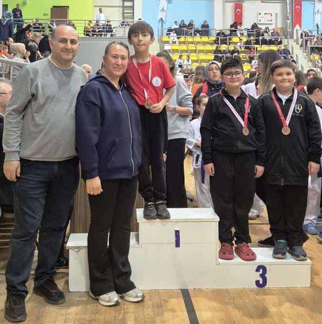 Altın ve bronz madalyalı çocuklar, spor etkinliklerinde derecelerini kutluyor.