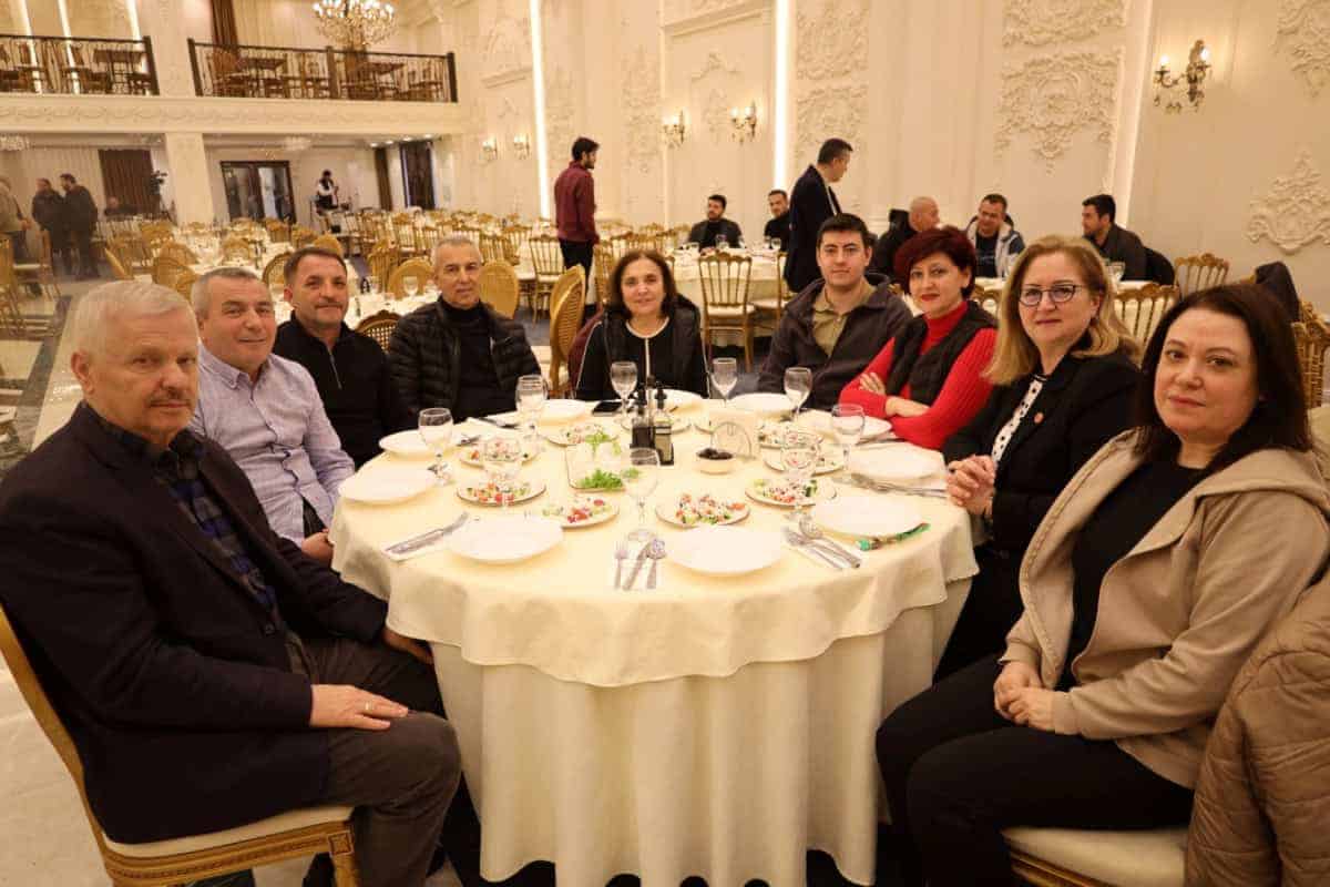 Başkan Tahir Büyükakın, Kırçova’da Ramazan İftarında Kuzey Makedonya’daki Soydaşlarla Bir Araya Geldi