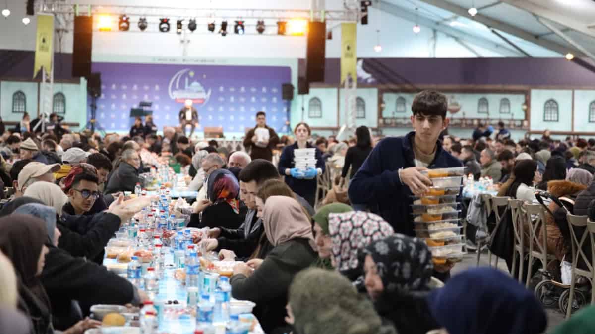 Kocaeli Büyükşehir’in İzmit Kent Meydanı’ndaki Ramazan Çadırında Birlik ve Paylaşım Ön Planda