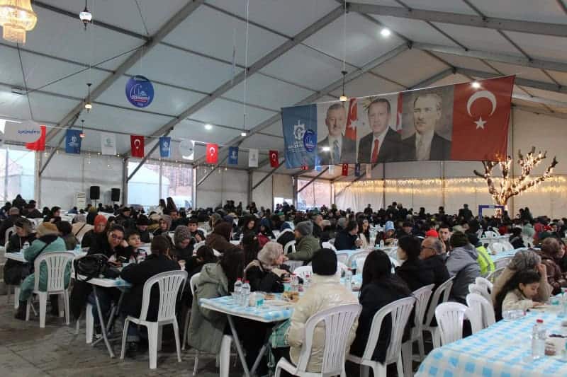 Gebze Kent Meydanı’ndaki Ramazan Çadırı, Her Akşam Dayanışma ve Paylaşmanın Adresi Oluyor