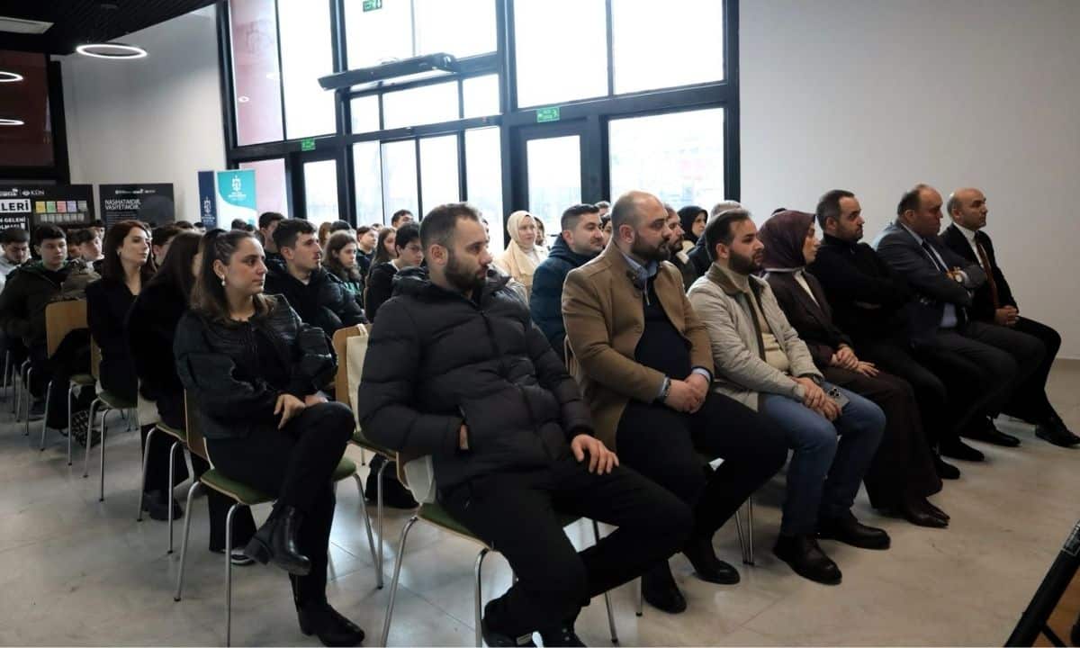 Alev Alatlı'nın fikirleri İzmit Millet Bahçesi'ndeki etkinlikte gençlere aktarıldı