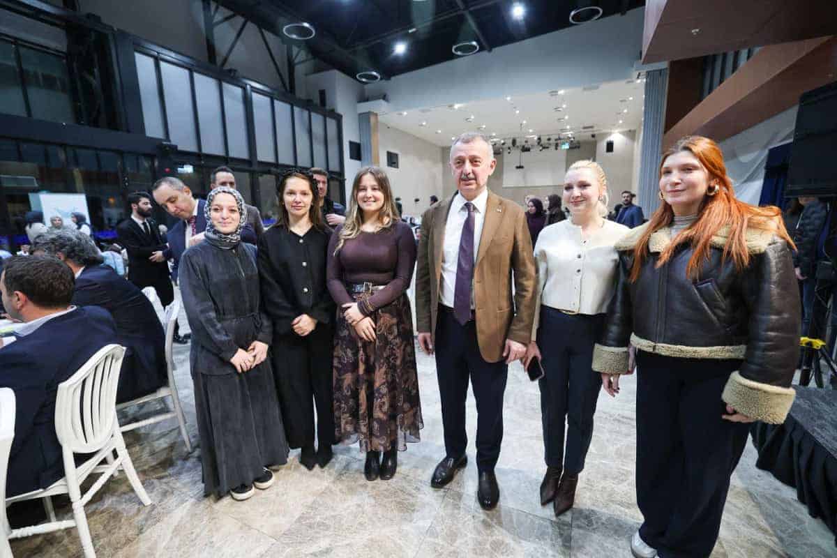 Tahir Büyükakın, TÜGVA Kocaeli’nin Aile İftarında Gençlerle Birlikteydi