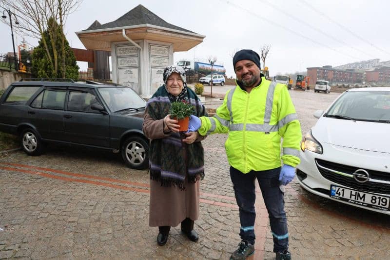 Kocaeli’de Arife Günü Mezarlıklarda Vatandaşlara On Binlerce Ücretsiz Çiçek ve Ulaşım Hizmeti