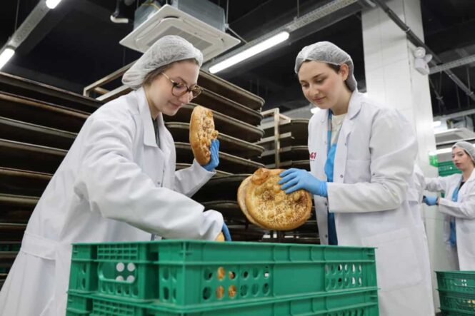 Kocaeli’de Akademi Üniversite Öğrencileri, İftar Çadırında Pide Dağıtarak Dayanışmayı Güçlendirdi
