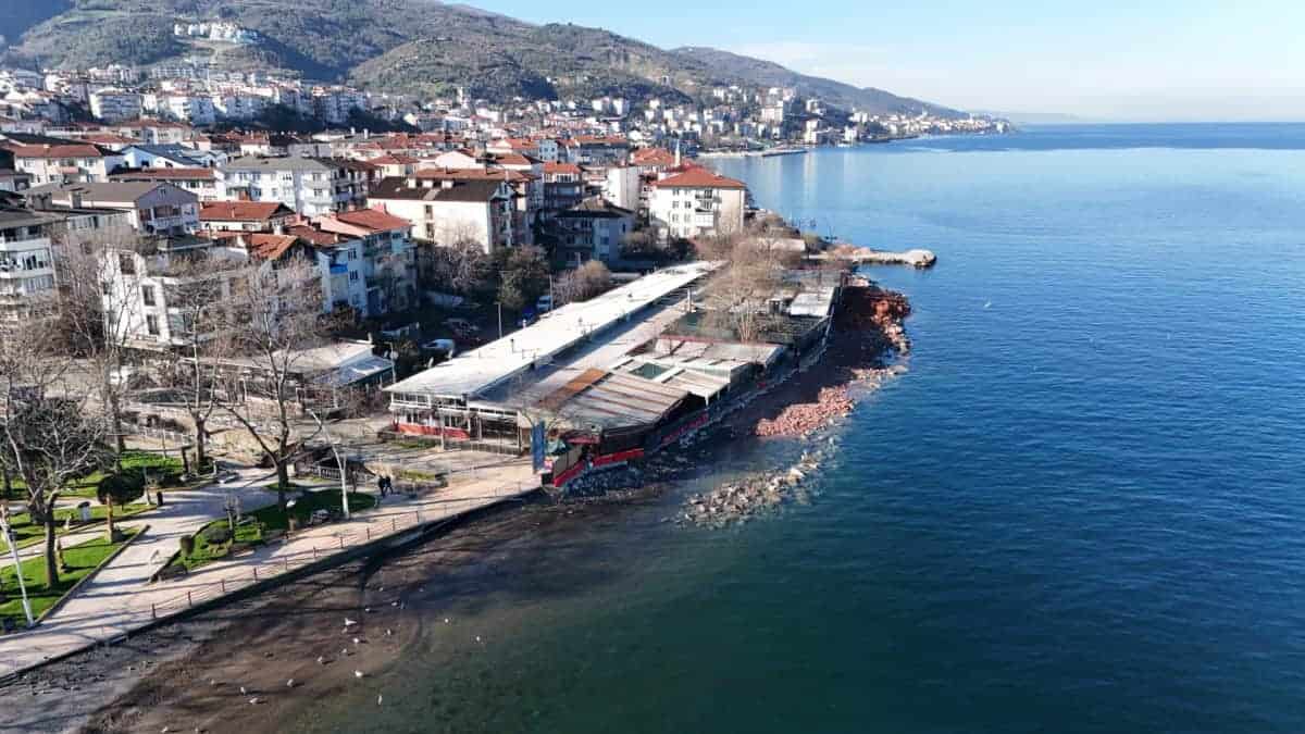 Akademi Lise Öğrencileri, Şehit Tevfik Bıçakçı'nın Kabrini Ziyaret Ederek Toplumsal Sorumluluğu Yükseltti