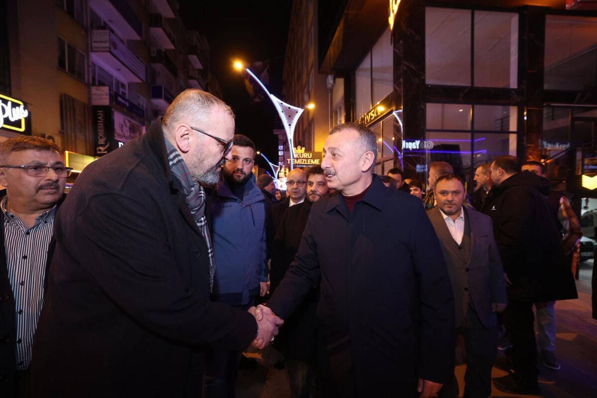 Başkan Tahir Büyükakın, İzmitli esnafların düzenlediği iftar davetinde bir araya geldi