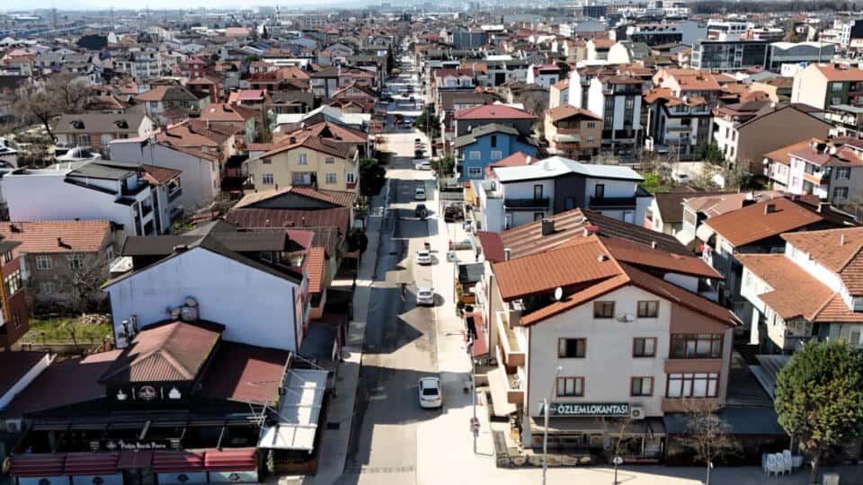 Kartepe İstasyon Mahallesi’nde ulaşım konforu için üstyapı yenileme çalışmaları sürüyor