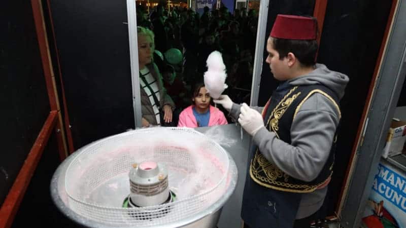 Kocaeli İzmit Kent Meydanı’ndaki Ramazan Çadırı’nda İftar Sonrası Etkinlikler ve İkramlar Yoğun İlgi Görüyor