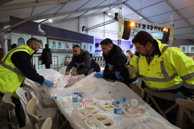 İzmit Kent Meydanı’ndaki Ramazan Çadırı’nda Ekiplerin Titiz ve Koordineli Çalışmasıyla Her Gün 1.500 Kişiye Hijyenik İftar Ortamı Hazırlanıyor