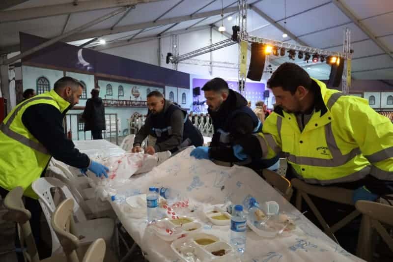 İzmit Kent Meydanı’ndaki Ramazan Çadırı’nda Ekiplerin Titiz ve Koordineli Çalışmasıyla Her Gün 1.500 Kişiye Hijyenik İftar Ortamı Hazırlanıyor