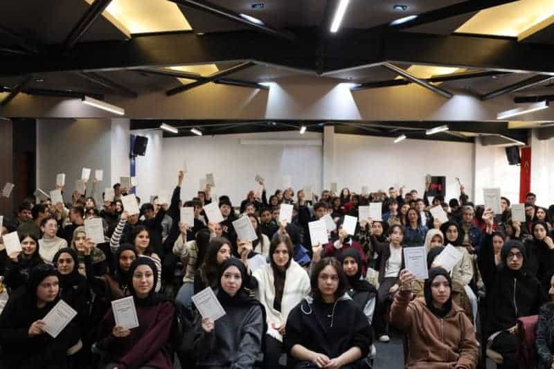 Kocaeli’de 7 İlçeden 175 Genç, Sezai Karakoç’un 'Samanyolu’nda Ziyafet' Kitabını Okuma Programında Keşfetti