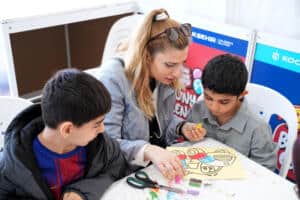 İzmit’te 23 Nisan Şenliğinde Özel Gereksinimli Çocuklar Sanatla Buluştu