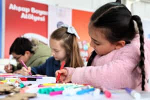 İzmit Milli İrade Meydanı’ndaki Atölyelerde 23 Nisan’ın Renkli Coşkusu Yaşanıyor