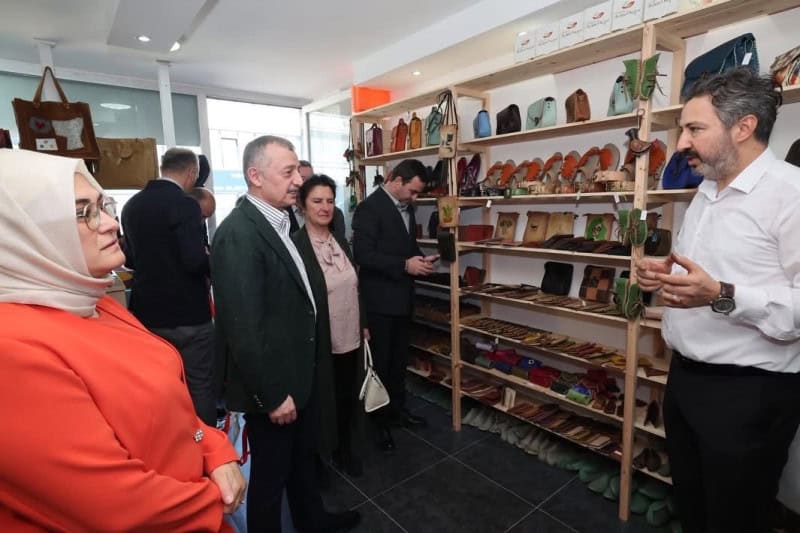 Başkan Tahir Büyükakın Gölcük ve Başiskele’de Esnaf Açılışlarına Katıldı