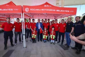 Tahir Büyükakın, Milli İrade Meydanı’ndaki 23 Nisan Şenliklerinde Çocuklarla Buluştu