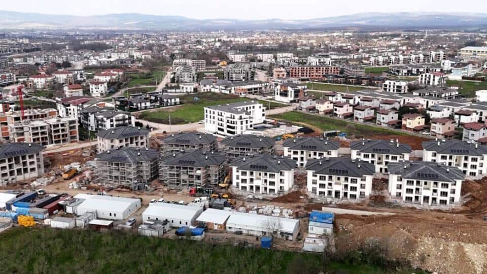 Kocaeli Büyükşehir Zabıtası İzmit Millet Bahçesi Çevresinde Çift Taraflı Parklanmaya Müdahale Etti