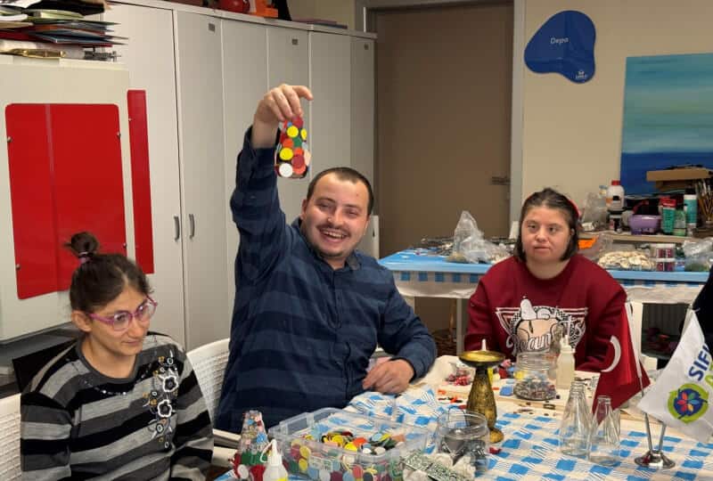 Kocaeli'de Cam Atıklar Gonca Engelsiz Yaşam Merkezi'nde Sanata Kazandırıldı