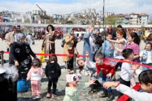 İzmit Milli İrade Meydanı’nda Çocuklar İçin Renkli 23 Nisan Etkinlikleri Sürüyor