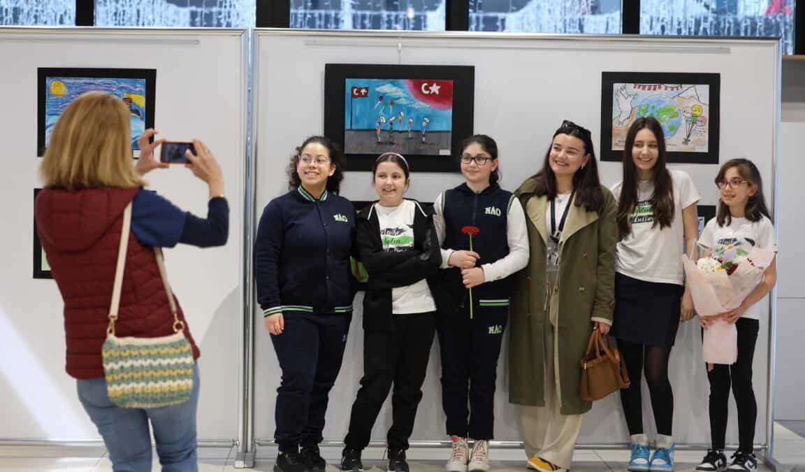 Kartepe Sanat Evi'nde Çocukların 23 Nisan Sergisi Ziyarete Açıldı