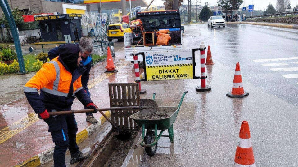 Gölcük Ulaşlı Sahilinde 550 Metrelik Dalga Kırıcı Set Çalışmaları Sürüyor