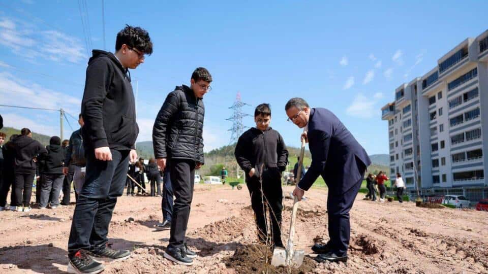Derince'de Öğrencilerle Birlikte Fidan Dikimi Etkinliği Düzenlendi