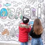 Kocaeli’de Çocuklar 23 Nisan Şenliğinde Dev Boyama Küpünü Renklendirdi