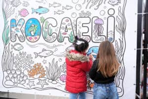 Kocaeli’de Çocuklar 23 Nisan Şenliğinde Dev Boyama Küpünü Renklendirdi