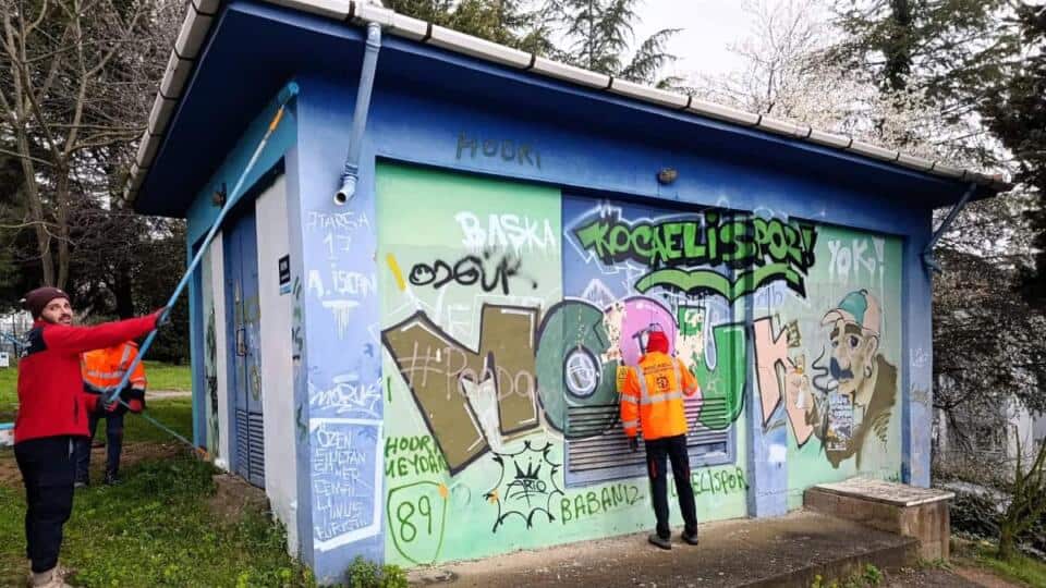 Kocaeli Büyükşehir Belediyesi, Trafo Binalarını Boyayarak Görüntü Kirliliğini Azaltıyor