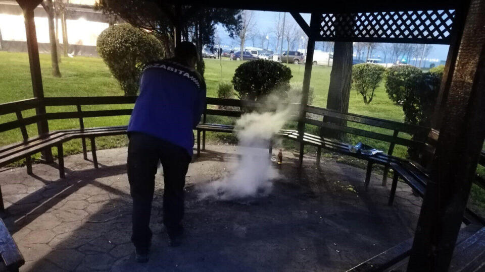 İzmit Balıkhan yakınındaki çardakta çıkan ateş zabıta ekiplerince hızlıca söndürüldü