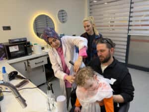 Kocaeli'de Gonca Engelsiz Yaşam Merkezi'nde Kaan'ın İlk Saç Kesimi Ailesi İçin Anlamlı Bir Anı Oldu