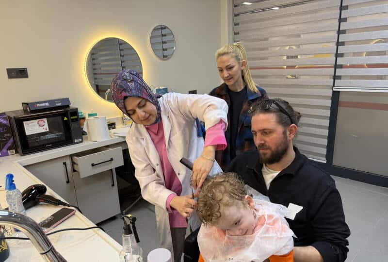 Kocaeli'de Gonca Engelsiz Yaşam Merkezi'nde Kaan'ın İlk Saç Kesimi Ailesi İçin Anlamlı Bir Anı Oldu