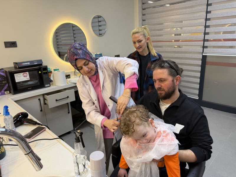 Kocaeli'de Gonca Engelsiz Yaşam Merkezi'nde Kaan'ın İlk Saç Kesimi Ailesi İçin Anlamlı Bir Anı Oldu