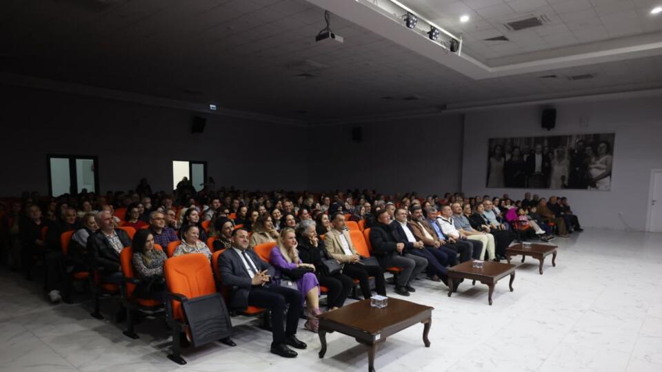 Derince’de 'Hangisi Gerçek?' Tiyatro Oyunu İzleyicilerden Tam Not Aldı