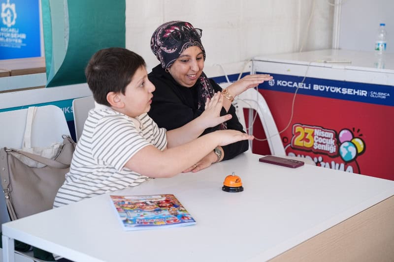 İzmit Milli İrade Meydanı’nda 23 Nisan Şenliği Yarışmalar ve Etkinliklerle Devam Ediyor