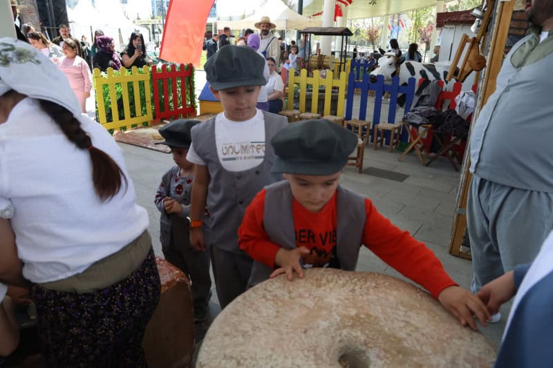 İzmit’te Çocuklar 23 Nisan’da Köy Yaşamını ve Ekmek Yapımını Deneyimledi