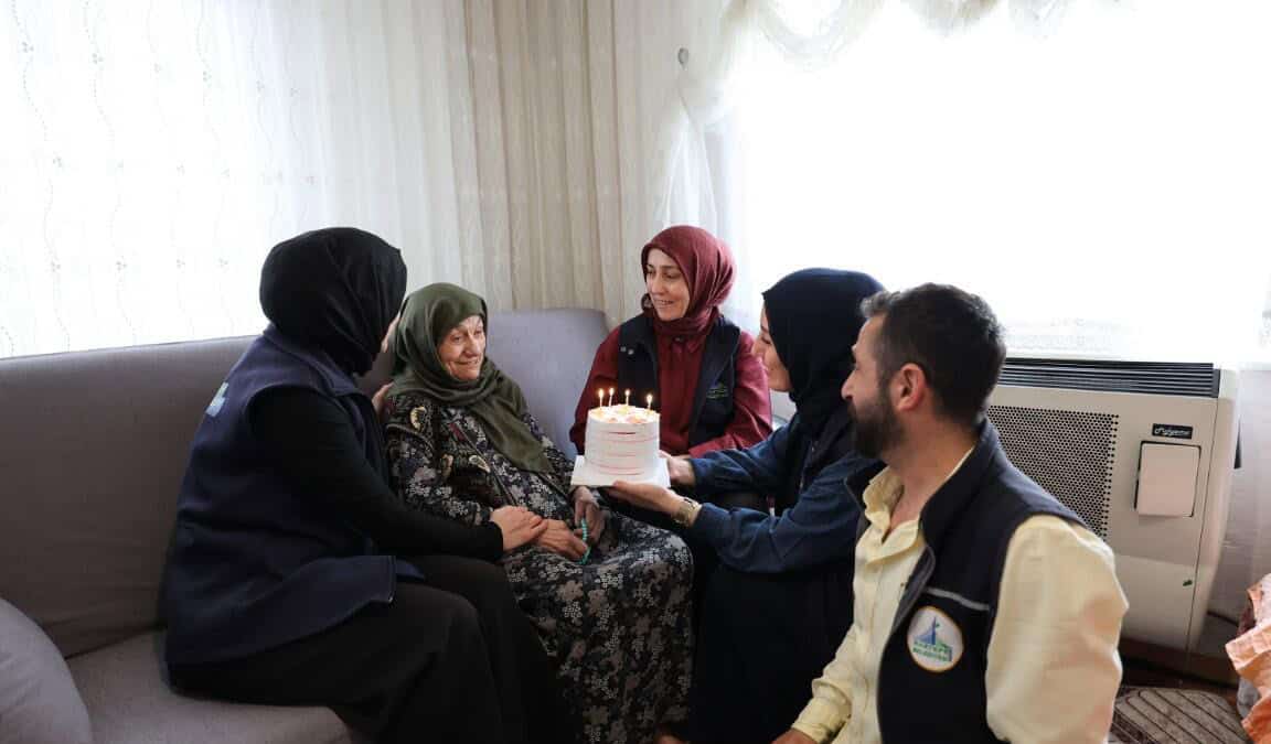 Kartepe’de 92 Yaşındaki Neriman Yiğit’e Belediyeden Sürpriz Doğum Günü Kutlaması