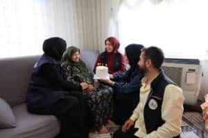 Kartepe’de 92 Yaşındaki Neriman Yiğit’e Belediyeden Sürpriz Doğum Günü Kutlaması
