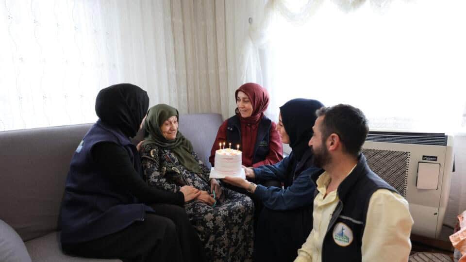 Kartepe’de 92 Yaşındaki Neriman Yiğit’e Belediyeden Sürpriz Doğum Günü Kutlaması
