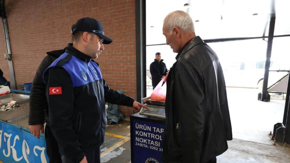 Kartepe’de Pazarda Tartı Kontrolleri Sıklaştırıldı: Zabıta Güvenli Alışveriş İçin Sahada
