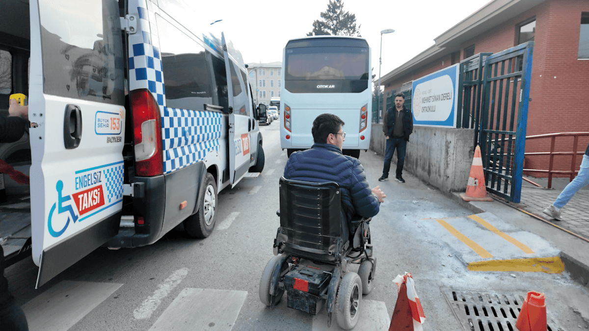 Cihan Nacar, Kocaeli Moda Akademisi’nde Tasarımcı Adaylarıyla Deneyimlerini Paylaştı