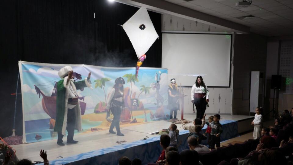 Kartepeli Çocuklar, Necip Fazıl Kısakürek Kültür Merkezi’nde Nasrettin Hoca Tiyatrosuyla Buluştu