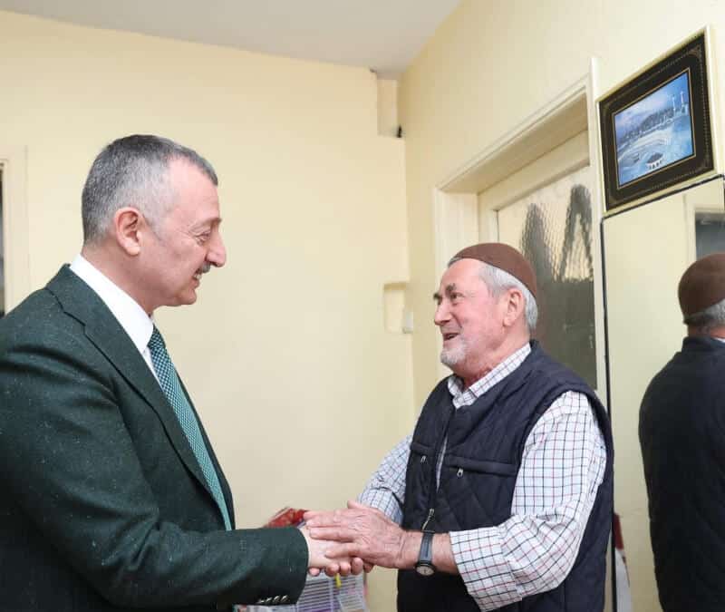Başkan Tahir Büyükakın’dan Derince’de 90 Yaşındaki Cavit Sönmez’e Sürpriz Ziyaret